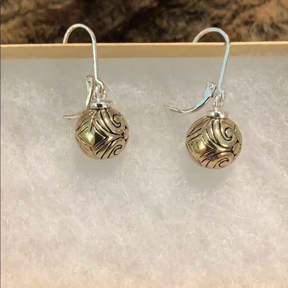 Jewelry - 💜💜💜 3/$30 Fashionable lever back earrings! Nice weight #A363